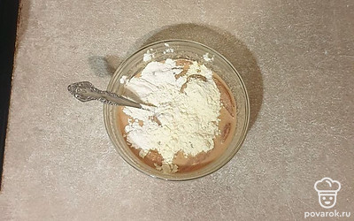 К курице всыпьте муку и еще раз перемешайте.