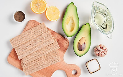 Авокадо помойте, разрежьте пополам, удалите косточку и извлеките мякоть. Чеснок почистите и пропустите через пресс. Микрозелень помойте и обсушите на бумажных полотенцах.