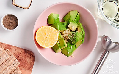 Приготовьте намазку. Положите мякоть авокадо в чашу блендера, полейте лимонным соком, добавьте растительное масло, соль, чеснок и черный молотый перец. Тщательно пробейте эту смесь блендером в течение 1 минуты.