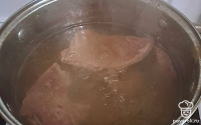 Отварите говядину. Чем дольше, тем лучше, чтобы была мягкая.