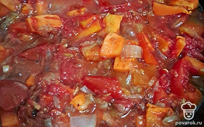 Тушите в сковородке лук, морковь, перец, помидор, нарезанные кубиками.