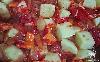 Как будет готово, добавляем картошку, нарезанную кубиком.