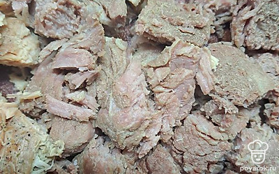 Режем говядину на кусочки.