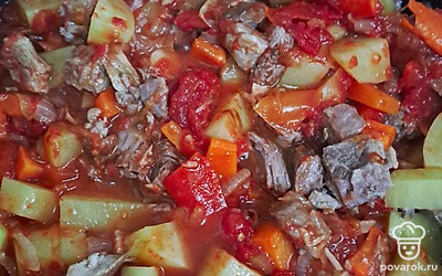 Говядину нарежьте на пропорциональные кусочки и отправьте ее к овощам.