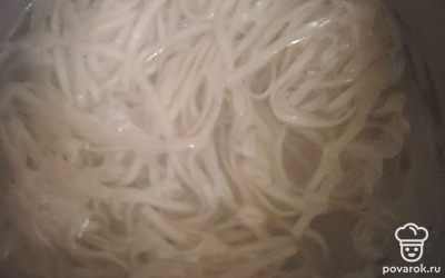 Отдельно варим лапшу.