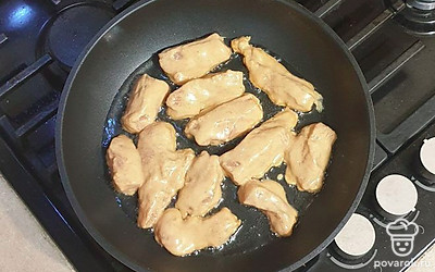 На разогретую с растительным маслом сковороду выложите каждый кусочек курицы. Обжаривайте на среднем огне до золотистого цвета с каждой стороны (около 10 минут).