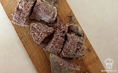 Сварите бульон из говядины, порежьте мясо на порционные куски.