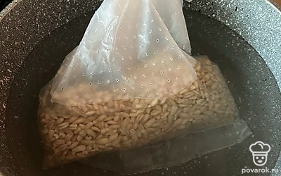 Сварите перловку в подсоленной воде.