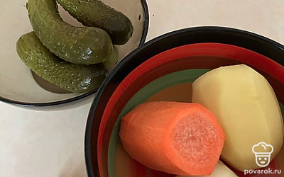 Почистите овощи, натрите морковь, нарежьте огурцы, лук. Чеснок раздавите или мелко нарежьте.