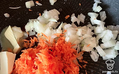 Сделайте поджарку из моркови и лука. Добавьте туда ложку кетчупа и соленые огурцы. Потушите минут 5-10.