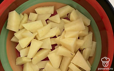 Верните в кипящий бульон нарезанное мясо и картофель соломкой.