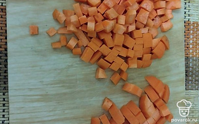 Кубиком нарезаем морковь.