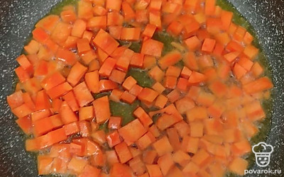 Отправляем морковь в сковороду. Тушим 3-5 минут.
