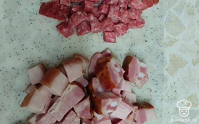 Кусочками режем копчености.