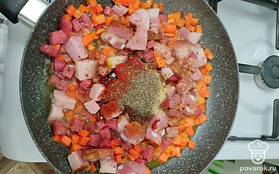 Также выкладываем сушеный чеснок, копченую паприку и черный молотый перец.