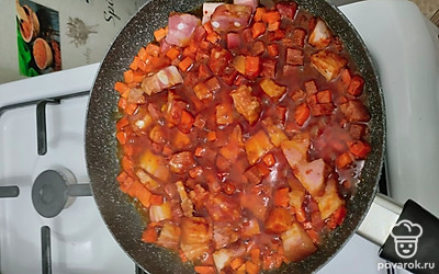 Отправляем в сковороду один половник воды из кастрюли, соль и сахар.