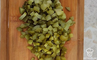 Кубиком режем соленые огурцы.