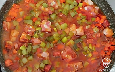 Добавляем огурцы и тушим 10 минут.