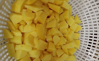 Кубиком нарезаем морковь.