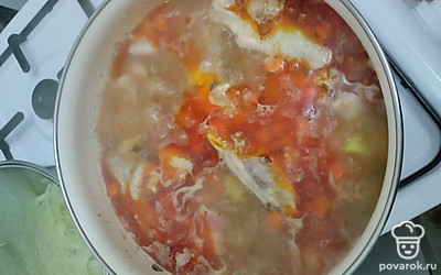 Выкладываем в кастрюлю зажарку из сковороды. 