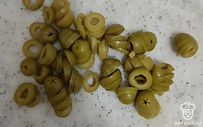 Нарезаем оливки.