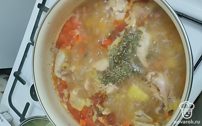 Отправляем в кастрюлю оливки и базилик. И варим до готовности картофеля.