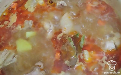 За 5 минут до готовности добавляем лавровый лист.