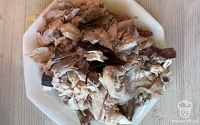 Курицу отвариваем до готовности и достаём остывать. Бульон оставляем вариться на маленьком огне. Добавляем в него лавровый лист и душистый перец.