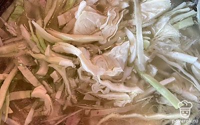 Капусту тонко шинкуем и добавляем в бульон.