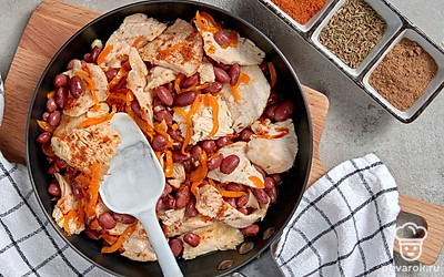 Подготовьте ингредиенты. Мелко нашинкуйте чеснок. Вареное филе индейки нарежьте тонкими кусочками. Болгарский перец разрежьте на одинаковые полоски. Выложите на разогретую сковороду кусочки индейки, добавьте чеснок, фасоль, соль, перец, зиру, болгарский перец, все хорошо перемешайте и жарьте 3 минуты.