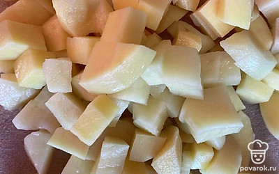 Картофель режем кубиками и добавляем в бульон.