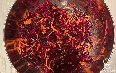 Свёклу и морковь чисти, трём на тёрке и добавляем в бульон.