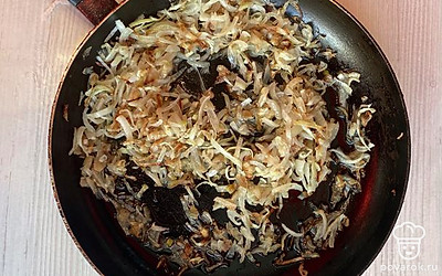 Луковицу чистим, режем, обжариваем до золотистой корочки и добавляем в бульон.