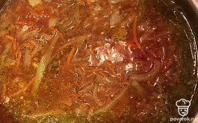 Солим и перчим по вкусу, также на этом этапе добавляем уксус и лимонную кислоту (если вы не любите кисленький борщ, то добавлять не надо).