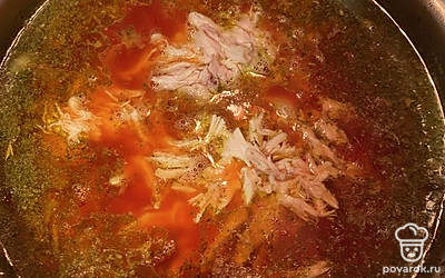 Разделываем мясо на небольшие кусочки, крошим зелень и добавляем к остальным ингредиентам Капусту тонко шинкуем и добавляем в бульон. Варим около часа и блюдо готово!