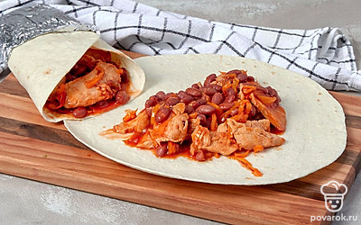 Начините тортильи. Налейте в сковороду воду и тушите начинку еще 10 минут. Выложите томатную пасту, посыпьте все кориандром, готовьте еще 3 минуты. После немного остудите начинку, выложите ее на тортильи и заверните плотно конвертиками. Одну сторону оберните фольгой, чтобы не протекала начинка.