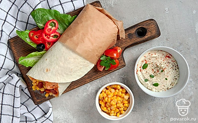 Готовые тортильи с индейкой подавайте со сметаной.