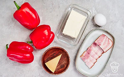 Болгарский перец и зелень вымойте, обсушите. У перцев срежьте верхушку, уберите семена и внутренние перегородки. Зеленый лук и петрушку измельчите. Сливочное масло заранее достаньте из холодильника, оно должно быть размягченным. Яйцо сварите вкрутую, остудите в холодной воде, очистите от скорлупы.