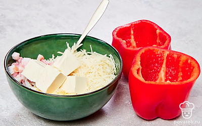 Подготовьте начинку. Яйцо, твердый сыр и ветчину измельчите при помощи терки с мелкими зубцами. Соедините продукты, добавьте сливочное масло и перемешайте.