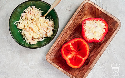 Подготовьте закуску к подаче. Чашечки перцев наполните начинкой, хорошо утрамбуйте. Отправьте в холодильник на 1 час или в морозильную камеру на 15 минут.