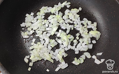 На разогретой сковороде с маслом обжарьте нарезанный кубиками репчатый лук 2-3 минуты.