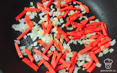 Добавьте к луку нарезанную морковь. Жарьте ещё 2-3 минуты. 