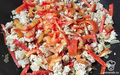 Добавьте порезанный болгарский перец. Поперчите и посолите, добавьте томатную пасту. Тушите ещё 3-5 минут. 