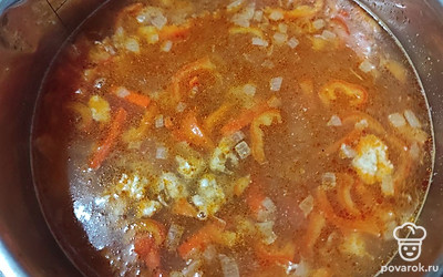 Выложите овощи с фаршем в кастрюлю. Залейте 1,5 литра воды. Доведите до кипения. 