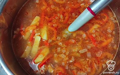 Нарежьте картофель и добавьте его в кастрюлю. Верите до полуготовности картофеля (примерно 5-10 минут). 