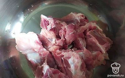 Свинину промыть, залить водой и поставить на средний огонь. Как закипит, посолить и варить бульон в течении 40 минут.