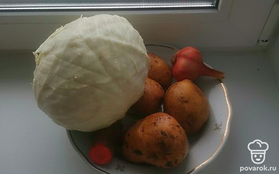 Отварить мясо до мягкости. Приготовить овощи.