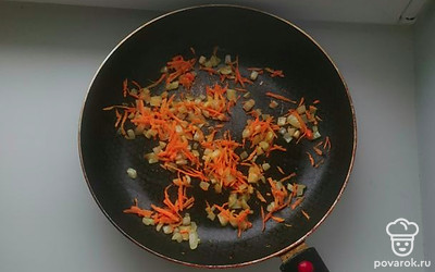 Лук обжарить с морковью.