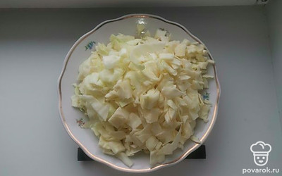 Капусту нашинковать.