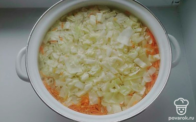 Добавить пережарку и капусту к мясу. Варить.